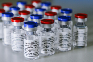 Вірусологи вважають, що COVID-19 мутує через російську вакцину – Reuters 