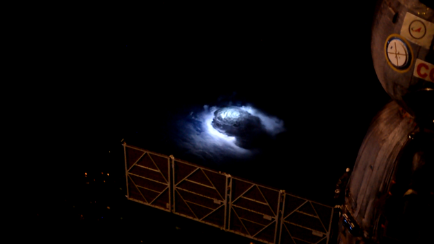 С борта МКС удалось увидеть формирование джета и «эльфов» над Землей