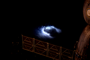 З борту МКС вдалося побачити формування джета і «ельфів» над Землею 