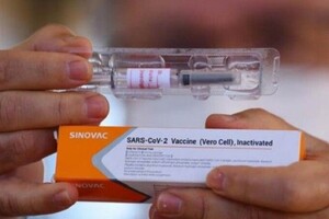 Вакцину від Sinovac перевірили в трьох країнах — її ефективність 50%