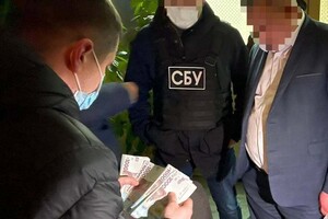 Чиновника Житомирской ОГА задержали за вымогательство отката 