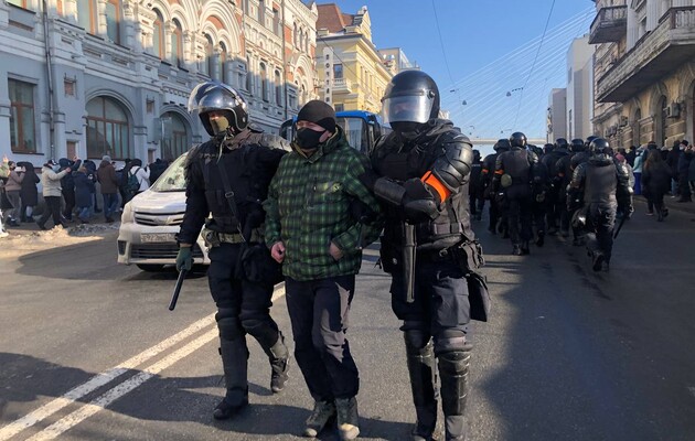 У Росії почалися протести в підтримку Навального. У східних регіонах вже провели перші затримання