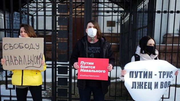 Украина и Литва осудили насилие на акциях протеста в России