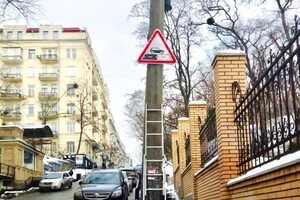 На дорогах Києва з'явилися нові знаки: Що вони означають і де встановлені - Фото 