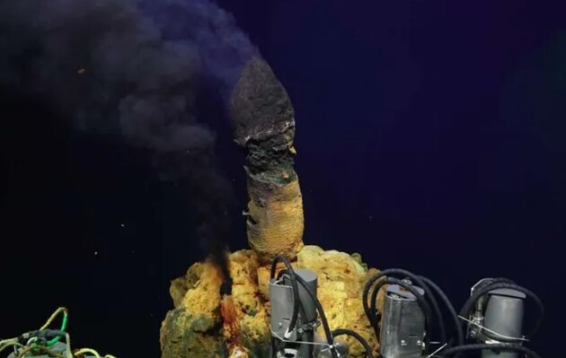 Вчені знайшли майже 300 нових мікроорганізмів у струменях підводного вулкану
