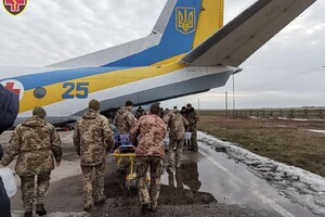 Раненых бойцов ВСУ самолетом эвакуировали из Харькова в госпитали Киева и Винницы: фоторепортаж