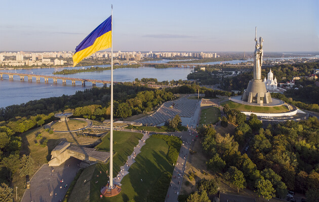 В Киеве приспустят главный флаг на склонах Днепра