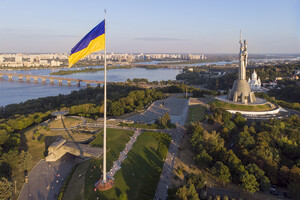 У Києві приспустять головний прапор на схилах Дніпра 