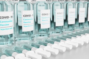 Financial Times прогнозує, що станеться, якщо вакцини перестануть бути ефективними проти COVID-19
