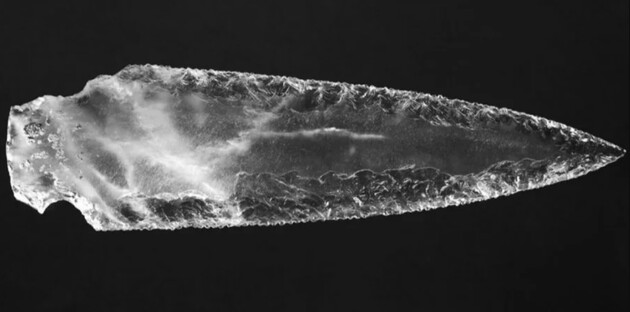 Лезо кинджала було виготовлено з гірського кришталю