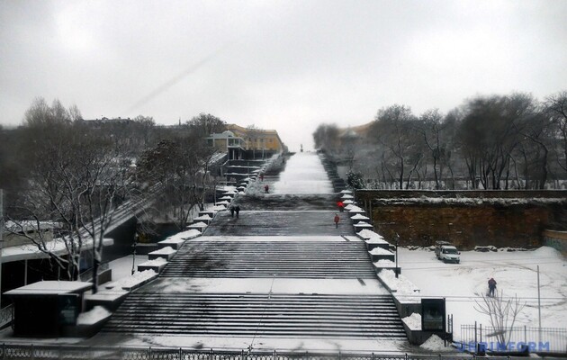 На тлі невтішного прогнозу погоди, в Україні борються з наслідками снігопаду 