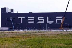 Tesla заявила о первой годовой прибыли в своей истории