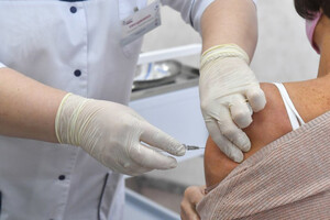 KSE: Вакцинація в Україні має відбуватися як під час надзвичайної ситуації або війни