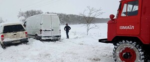 Дев'ять населених пунктів Одеської області опинилися заблокованими через снігопад: фоторепортаж 