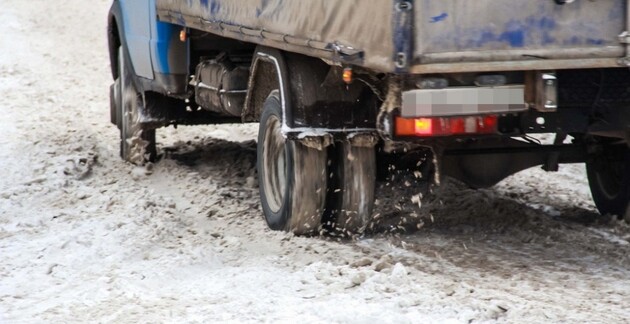 На трасі в Одеській області в снігу застрягли понад 100 вантажівок 