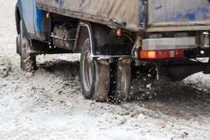 На трассе в Одесской области в снегу застряли более 100 грузовиков