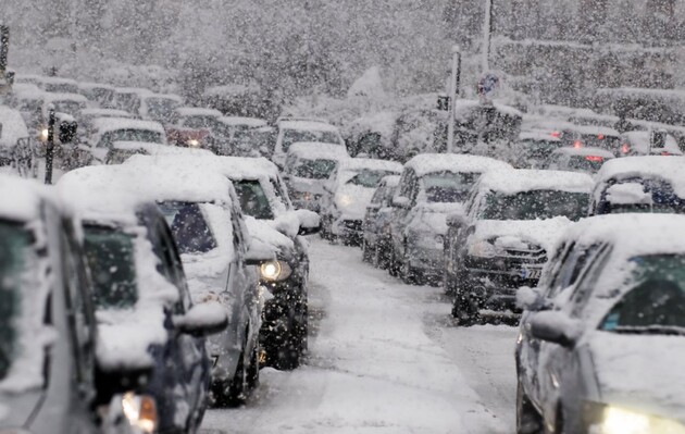 Киев застыл в пробках из-за обильного снегопада