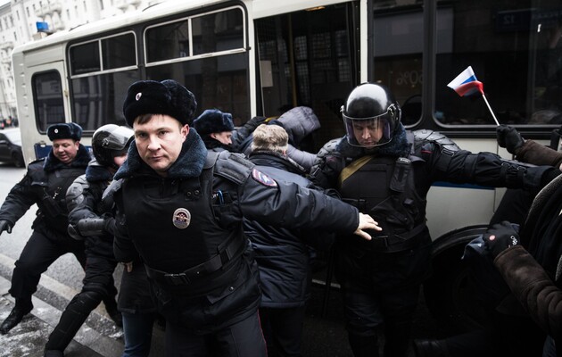 На акціях протесту в РФ силовики застосовують електрошокери і розпилюють газ: Затримано понад 3800 осіб 