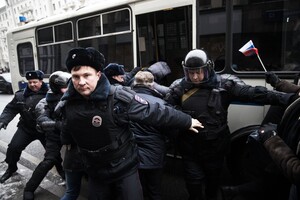 На акціях протесту в РФ силовики застосовують електрошокери і розпилюють газ: Затримано понад 3800 осіб 