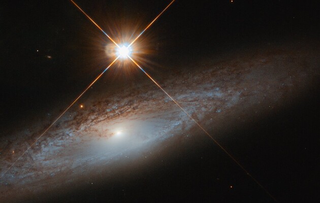 «Хаббл» сделал снимок галактики в свете звезды