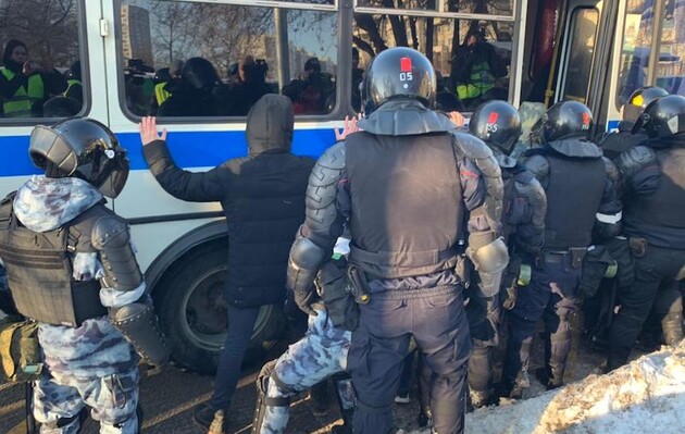 Под зданием, где проходит суд над Навальным, задержали более 230 человек