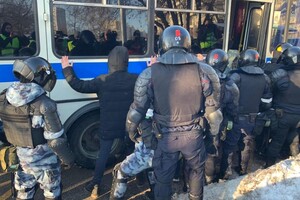 Під будівлею, де проходить суд над Навальним, затримали понад 230 осіб 