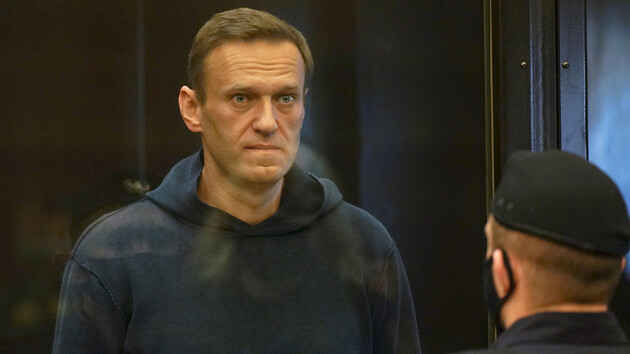 Суд змінив умовний термін на реальний і відправив Навального до в'язниці 