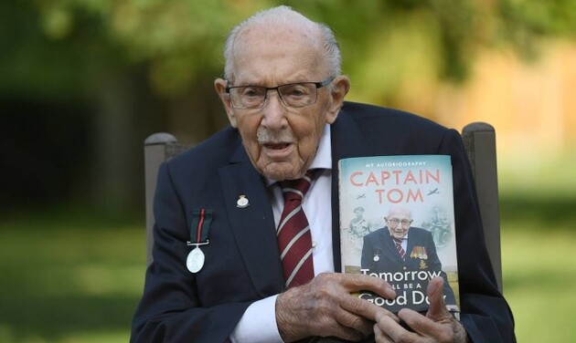 В Великобритании умер 100-летний ветеран Том Мур, собравший $45 млн для врачей