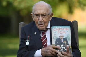 У Великій Британії помер 100-річний ветеран Том Мур, який зібрав $45 млн для лікарів 