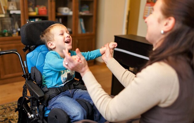 Кабмін переглянув розмір надбавок на догляд за особами з інвалідністю 