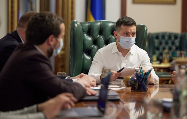 Зеленский встретился с топ-менеджерами ведущих каналов: обещает, что их не будут закрывать