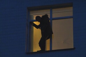 Активіст, затриманий на штурмі телеканалу НАШ, погрожував вистрибнути з вікна відділення поліції, якщо його з соратниками не відпустять 