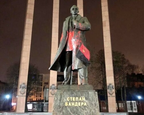Пам'ятник Бандері у Львові облили червоною фарбою - поліція 