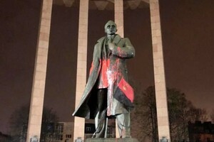 Памятник Бандере во Львове облили красной краской – полиция