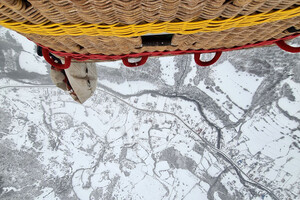 Украинцы перелетели зимние Карпаты на воздушном шаре 