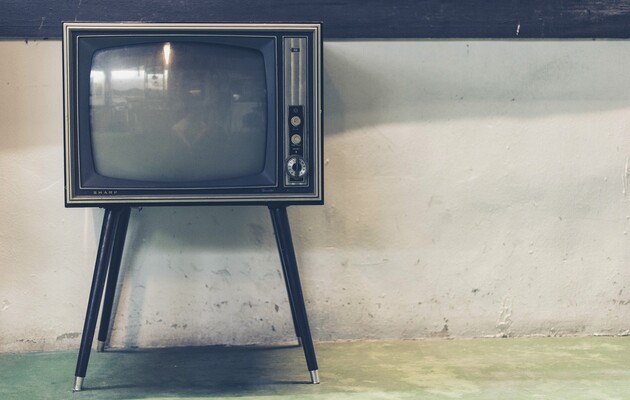 Чаще всех ежедневно смотрят телевизор пожилые люди и жители сел – опрос 