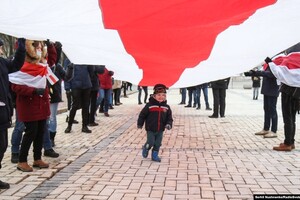 У Києві провели марш солідарності з Білоруссю: фоторепортаж 