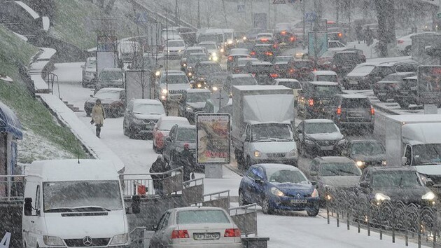 Снігопади в Україні: Київ у заторах, в Одесі скасовують авіарейси 
