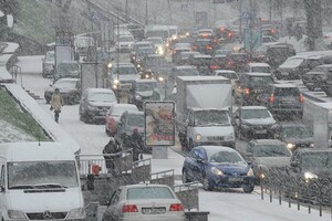 Снігопади в Україні: Київ у заторах, в Одесі скасовують авіарейси 