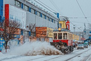 Киев засыпает снегом: власти рекомендуют пересесть на городской транспорт 