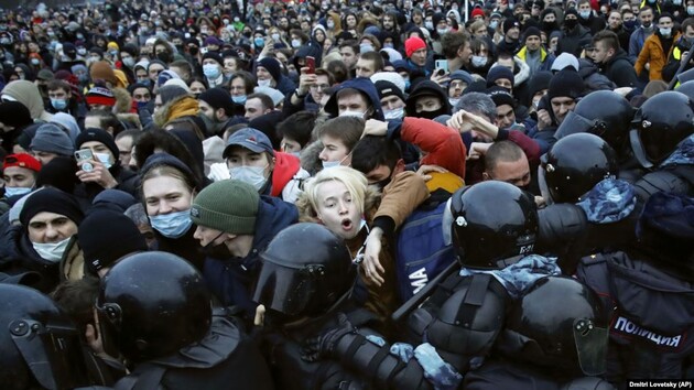 У РФ майже 200 діячів культури попросили Путіна дозволити мирні протести 