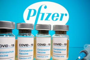 Директор Pfizer пообіцяв прискорити отримання Україною вакцини від коронавірусу 