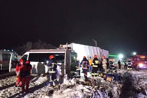На Прикарпатті зіткнулися вантажівка і маршрутка, двоє загиблих: фоторепортаж 