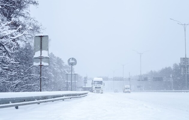 У Києві триває розчищення доріг від снігу - Київавтодор 