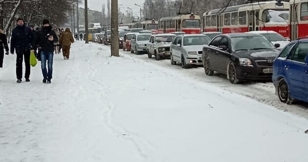 Транспортний колапс у Києві: місто завмерло у пробках, 