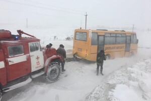 Негода в Україні: 273 населених пункти знеструмлено, деякі траси перекриті 