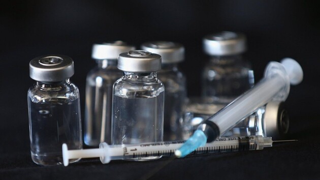 Лікарі виявили незвичайну побічну реакцію на вакцину Moderna: «ковідна рука» 