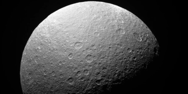 Астрономи помітили на супутнику Сатурна сліди ракетного палива 