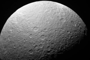 Астрономы заметили на спутнике Сатурна следы ракетного топлива