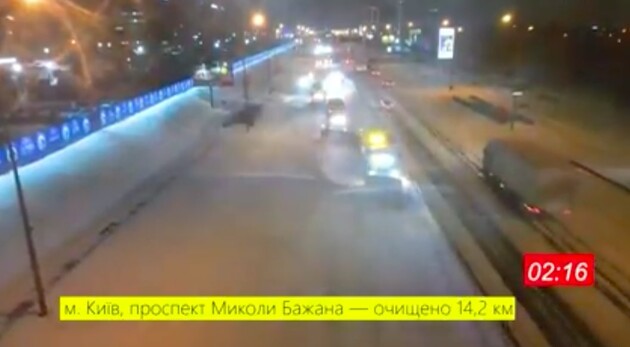 К уборке снега в Киеве привлекли технику с дорог государственного значения